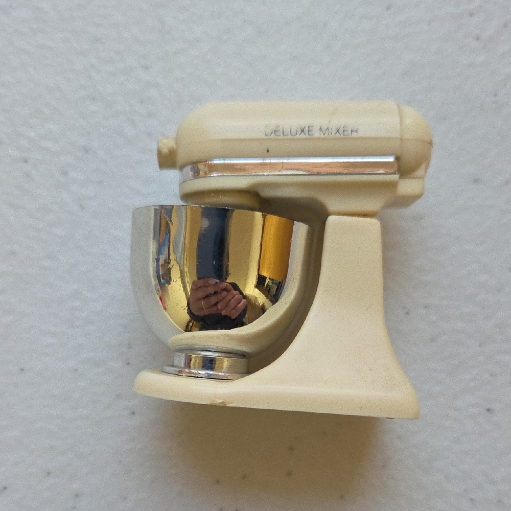 Vintage 1992 Acme Deluxe Mixing Bowl Kitchen Magnet